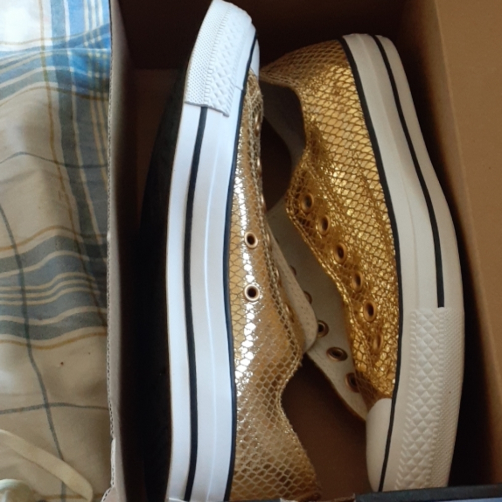 Converse Woman